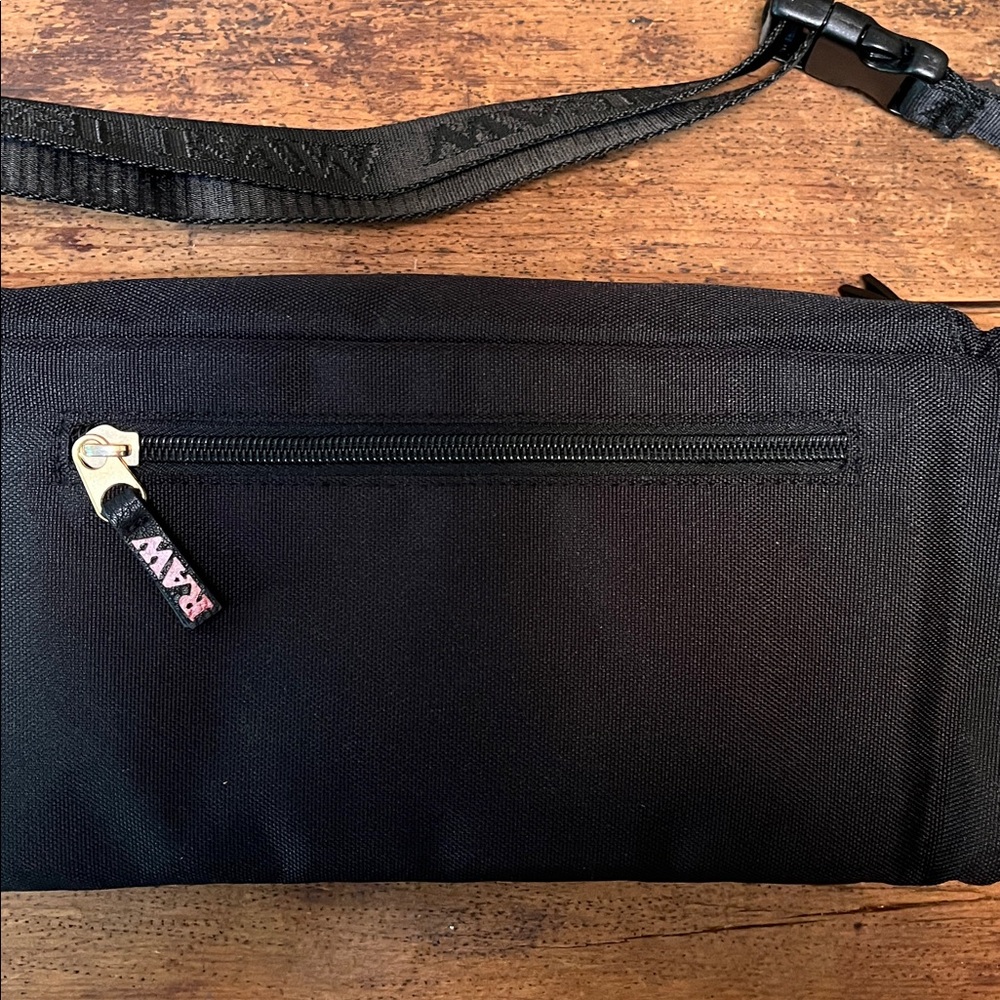 RAW smell proof sling bag - Picture 3 of 6